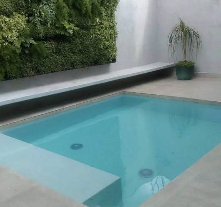 Piscina urbana com jardim vertical