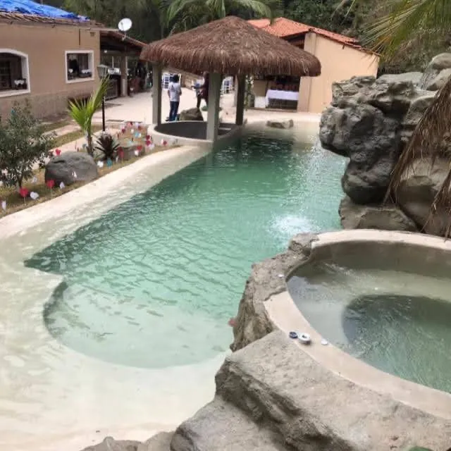Piscina de praia com spa e cascata