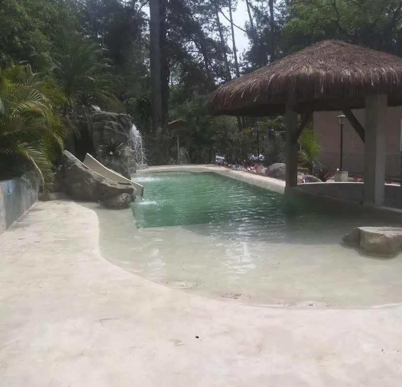 Área de lazer com cascata e quiosque