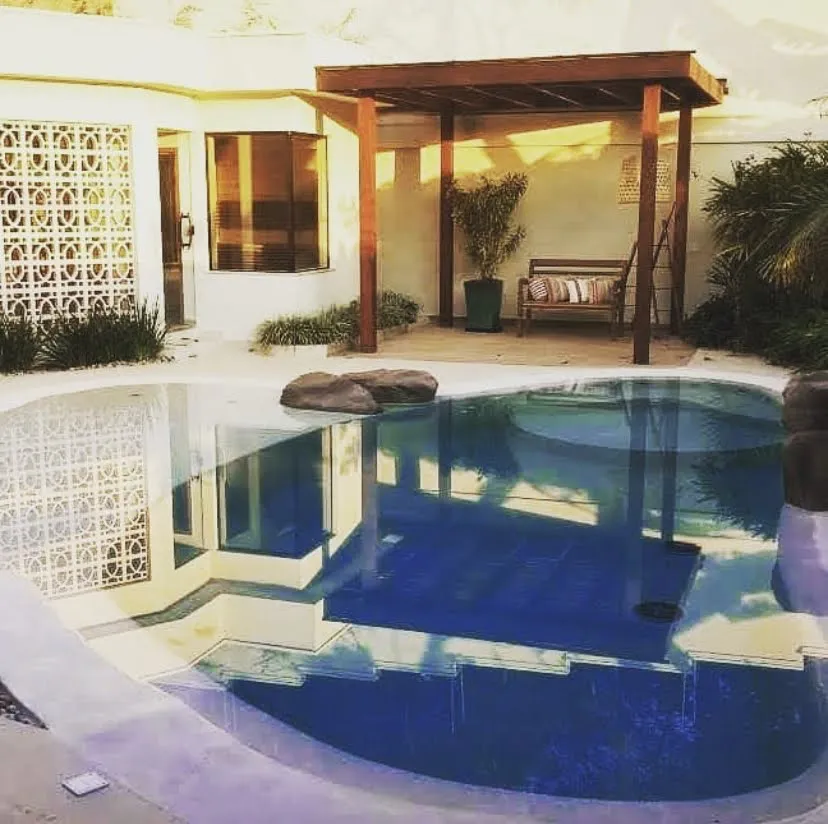 Piscina com iluminação noturna