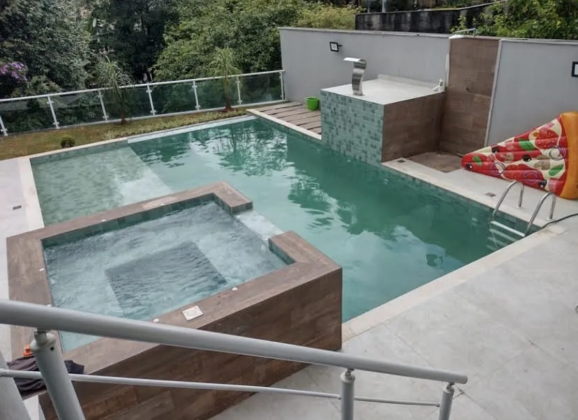Piscina com spa elevado