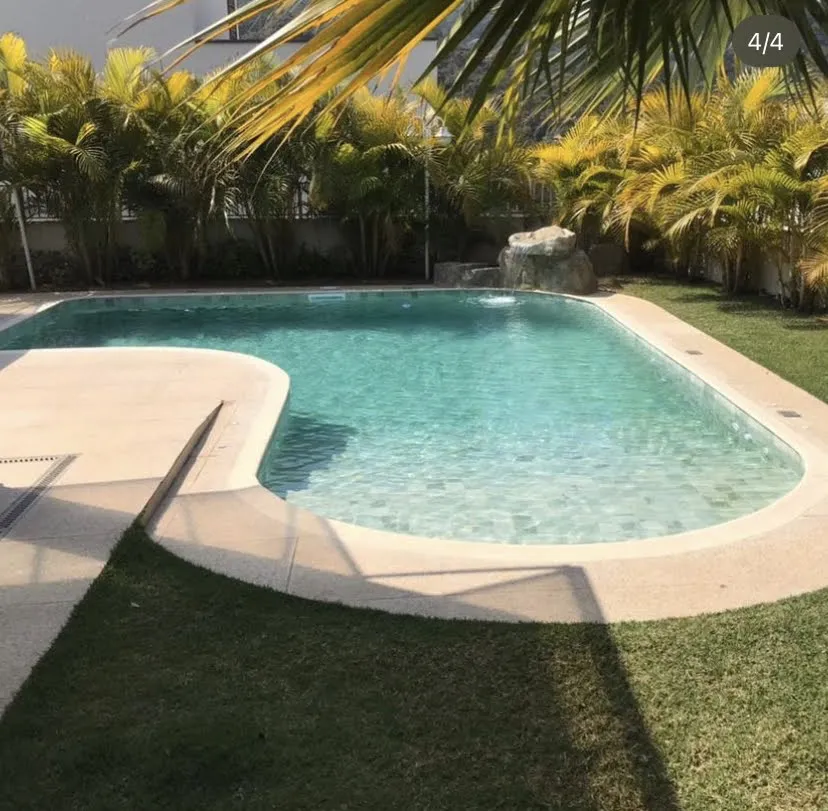 Piscina residencial com cascata de pedra